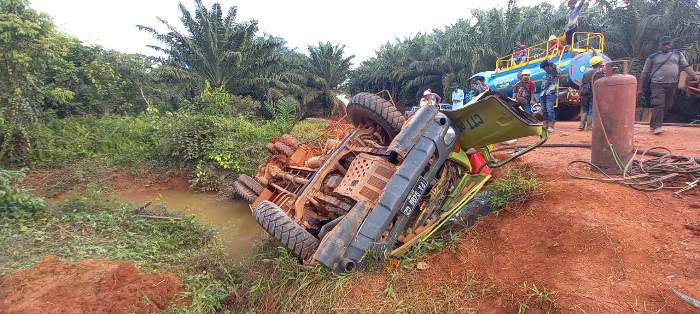 Truk pengangkut minyak kelapa sawit yang terguling akibat jalan licin – Surya Papua/IST
