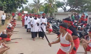 Tarian yang dibawakan masyarakat Kei saat mengarak para pastor ke gereja – Surya Papua/Frans Kobun