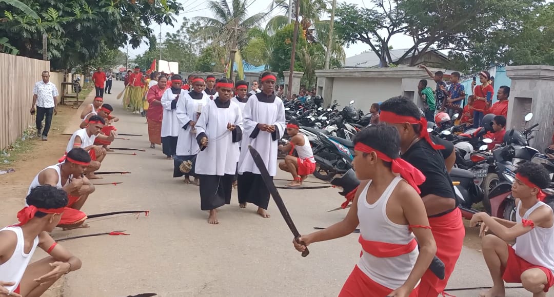 Tarian yang dibawakan masyarakat Kei saat mengarak para pastor ke gereja – Surya Papua/Frans Kobun