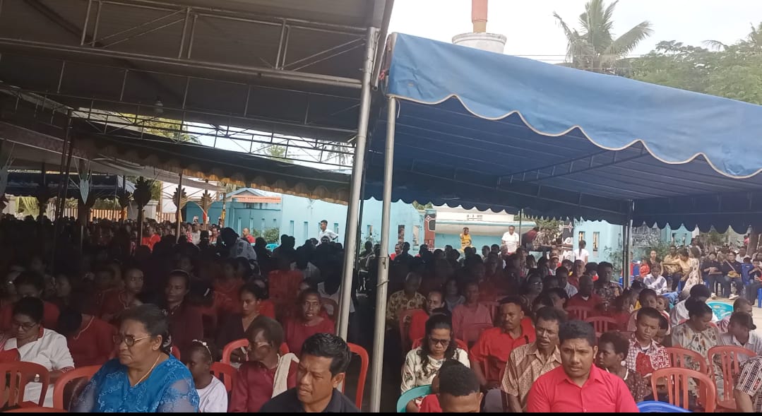 Masyarakat Kei yang memadati Gereja Santa Theresia Buti saat misa inkulturasi Kei – Surya Papua/Frans Kobun