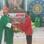 Bantuan dana yang diberikan Etnis Kei untuk pembangunan Gereja Santa Theresia Buti – Surya Papua/Frans Kobun