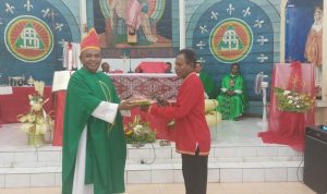 Bantuan dana yang diberikan Etnis Kei untuk pembangunan Gereja Santa Theresia Buti – Surya Papua/Frans Kobun