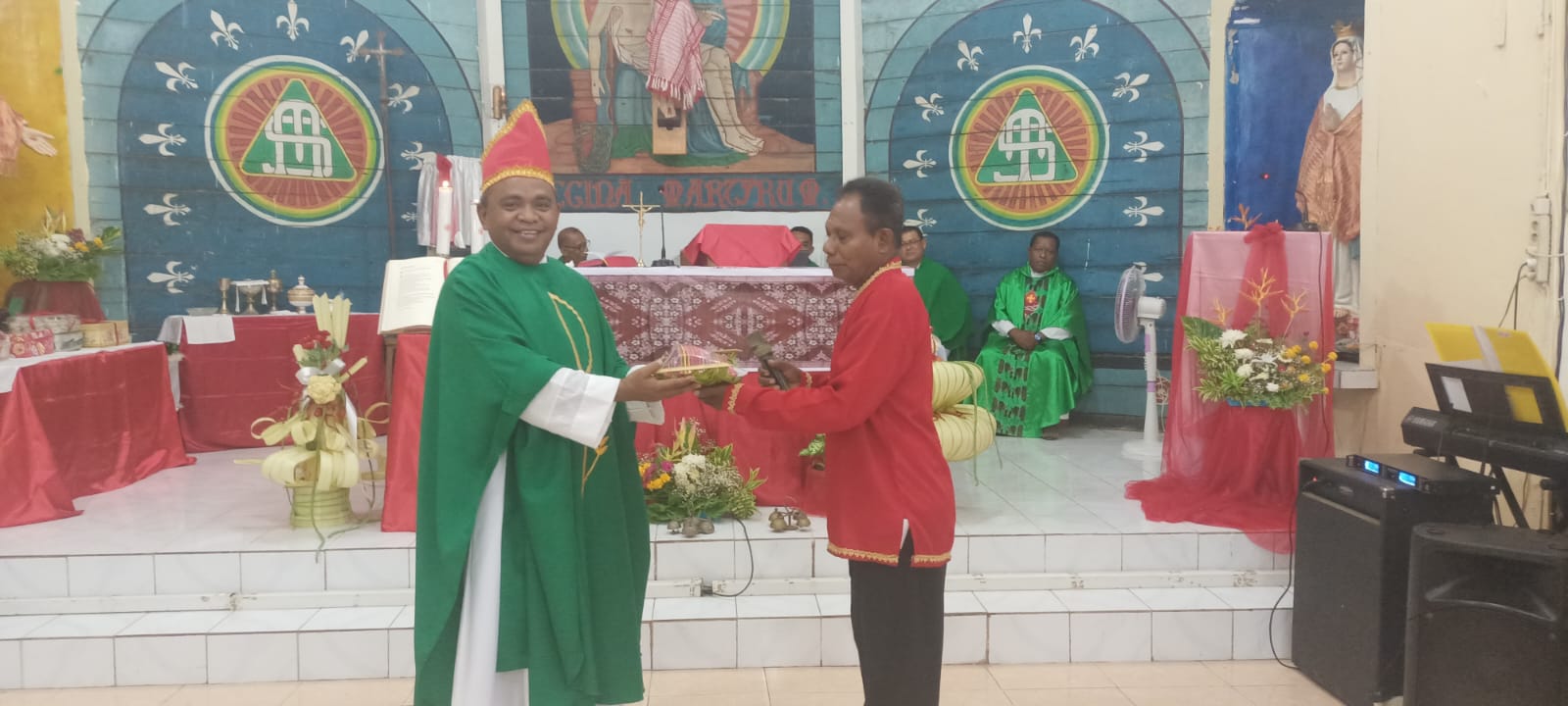 Bantuan dana yang diberikan Etnis Kei untuk pembangunan Gereja Santa Theresia Buti – Surya Papua/Frans Kobun