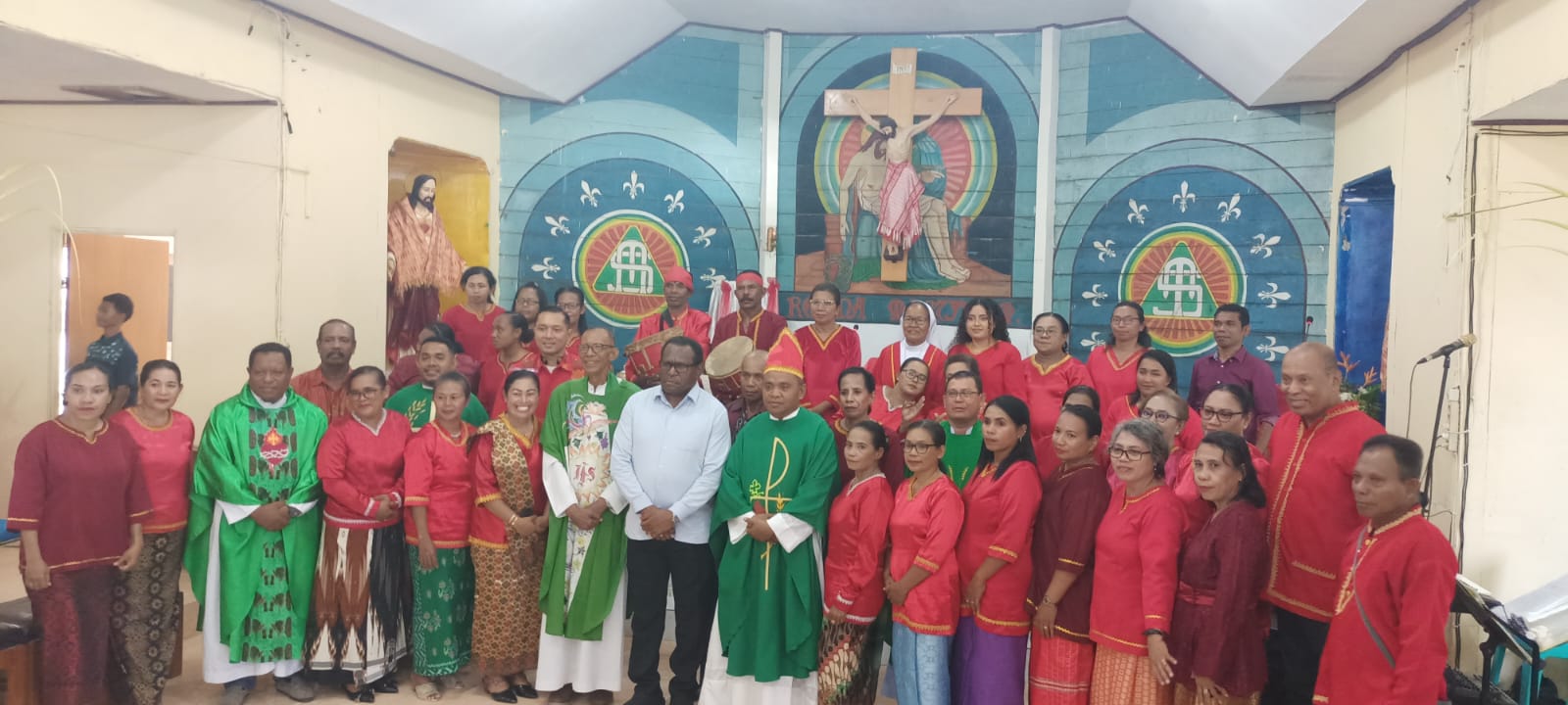 Foto bersama dengan koor dari Etnis Kei usai perayaan misa Inkulturasi Etnis Kei – Surya Papua/Frans Kobun