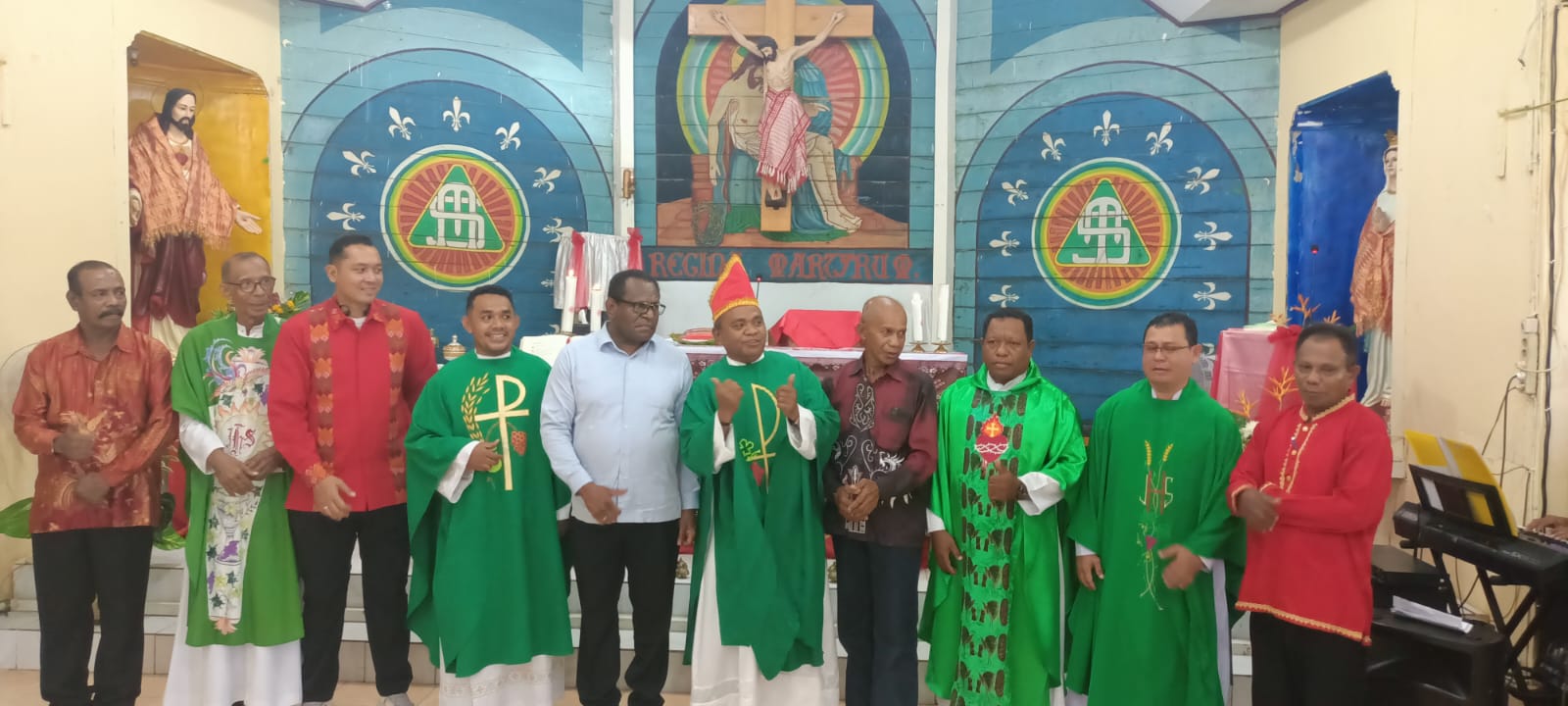 Foto bersama para pastor dan etnis Kei dalam perayaan misa di Gereja Santa Theresia Buti – Surya Papua/Frans Kobun