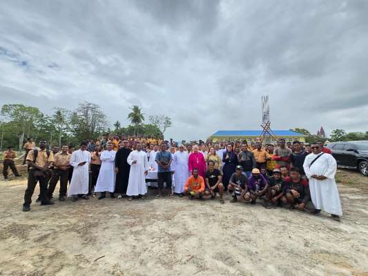 Foto bersama usai peletakan batu pertama pembangunan Seminari Tinggi KAME tadi pagi – Surya Papua/IST