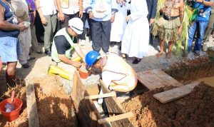 Gubernur Papua Selatan, Apolo Safanpo sedang meletakan batu pertama pembangunan Asrama Putri Santa Ana Mindiptana, Boven Digoel – Surya Papua/IST