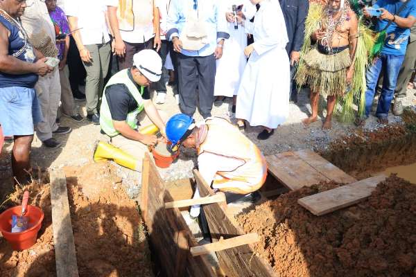 Gubernur Papua Selatan, Apolo Safanpo sedang meletakan batu pertama pembangunan Asrama Putri Santa Ana Mindiptana, Boven Digoel – Surya Papua/IST