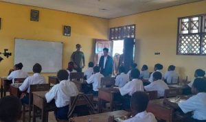 Wakil Presiden RI, Gibran Rakabumingraka saat meninjau MBG di SMPN Gudang Arang – Surya Papua/IST