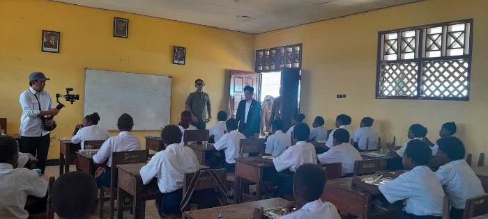 Wakil Presiden RI, Gibran Rakabumingraka saat meninjau MBG di SMPN Gudang Arang – Surya Papua/IST