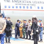 Wakil Presiden RI, Gibran Rakabumingraka sedang bersalaman dengan Muspida saat turun dari pesawat – Surya Papua/IST