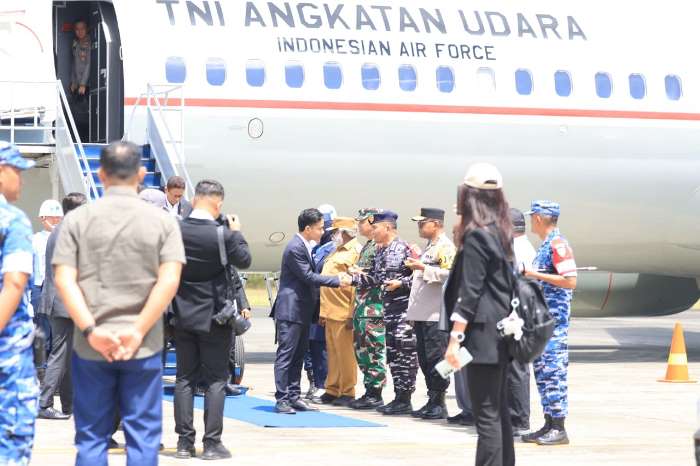 Wakil Presiden RI, Gibran Rakabumingraka sedang bersalaman dengan Muspida saat turun dari pesawat – Surya Papua/IST