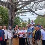 Penyerahan bantuan peralatan olahraga di SMK Santo Antonius Merauke – Surya Papua/IST