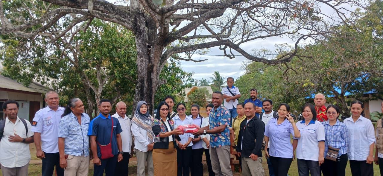 Penyerahan bantuan peralatan olahraga di SMK Santo Antonius Merauke – Surya Papua/IST