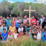 Foto bersama dengan masyarakat Kampung Nasem usai penancapan Salib di Dusun Salira – Surya Papua/Frans Kobun