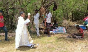 nasem 5 Pastor Rio sedang memberkati lahan yang diserahkan masyarakat dari marga Gebze dan Mahuze untuk gereja di Salira – Surya Papua/Frans Kobun