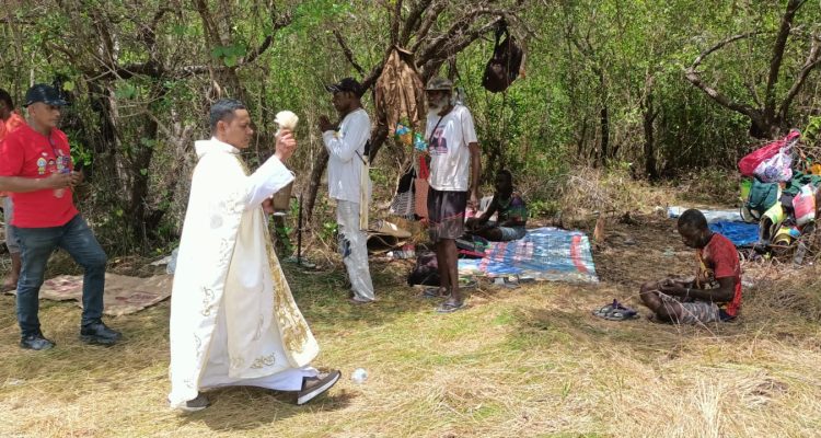 Pastor Rio sedang memberkati lahan yang diserahkan masyarakat dari marga Gebze dan Mahuze untuk gereja di Salira – Surya Papua/Frans Kobun