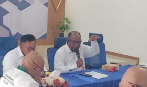 Kepala BP3OKP Papua Selatan, Yoseph Yolmen sedang bicara dalam pertemuan bersama puluhan kontraktor OAP – Surya Papua/Frans Kobun