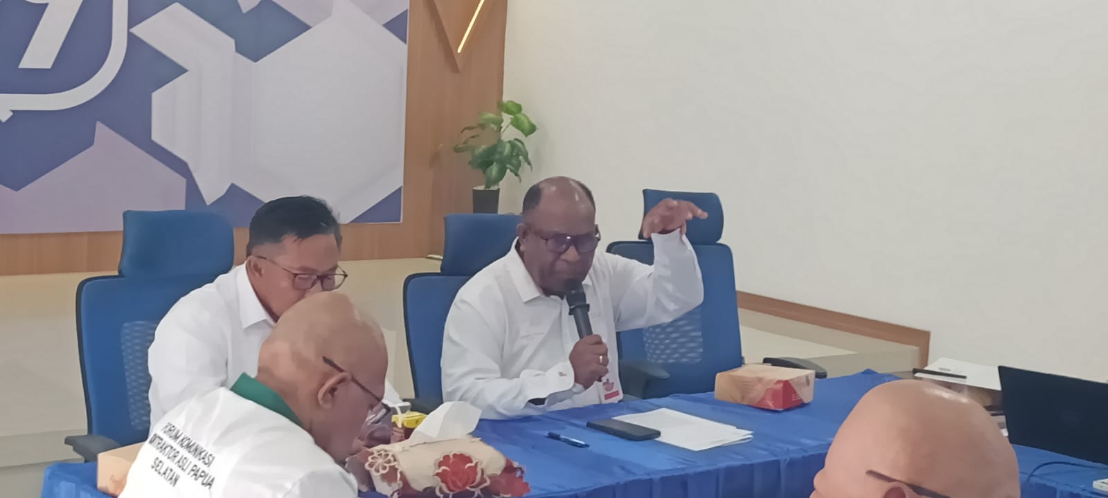 Kepala BP3OKP Papua Selatan, Yoseph Yolmen sedang bicara dalam pertemuan bersama puluhan kontraktor OAP – Surya Papua/Frans Kobun
