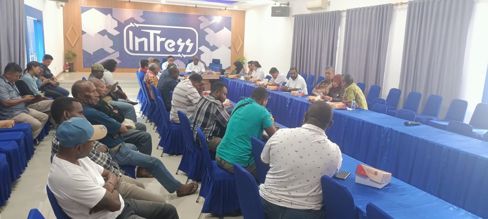 Suasana pertemuan bersama kontraktor OAP yang berlangsung di Kantor BP3OKP Papua Selatan – Surya Papua/Frans Kobun