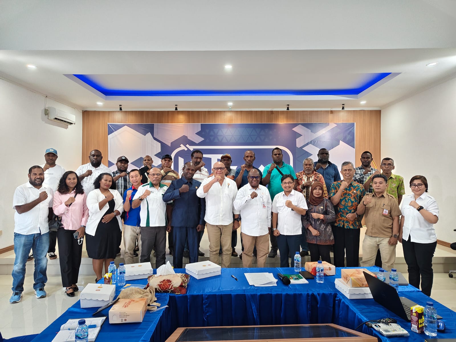 Foto bersama para kontraktor OAP usai pertemuan di Kantor BP3OKP Papua Selatan – Surya Papua/Frans Kobun