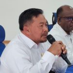 Wakil Ketua I DPR Papua Selatan, Fadli Burhan sedang bicara dalam pertemuan bersama puluhan kontraktor – Surya Papua/Frans Kobun