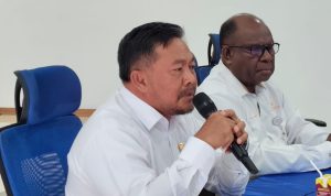 Wakil Ketua I DPR Papua Selatan, Fadli Burhan sedang bicara dalam pertemuan bersama puluhan kontraktor – Surya Papua/Frans Kobun