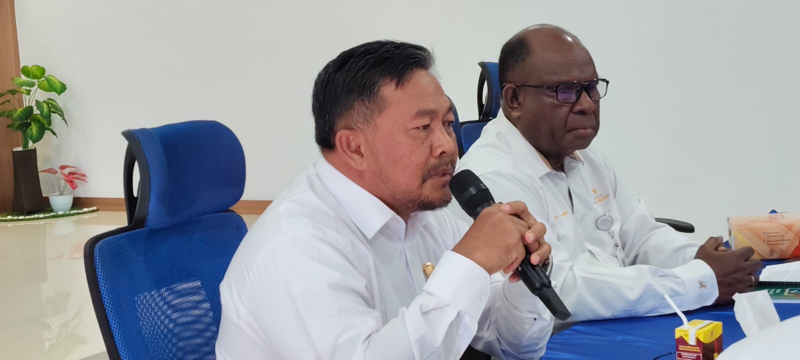 Wakil Ketua I DPR Papua Selatan, Fadli Burhan sedang bicara dalam pertemuan bersama puluhan kontraktor – Surya Papua/Frans Kobun