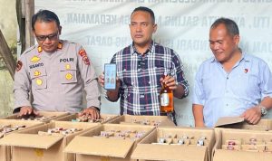 Ratusan miras oplosan yang diamankan Polsek Merauke Kota di salah satu rumah warga di Lampu Satu, Kelurahan Samkai, Kabupaten Merauke – Surya Papua/IST