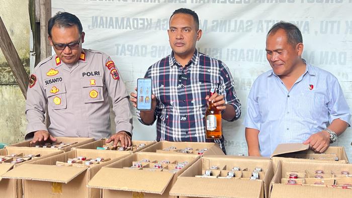 Ratusan miras oplosan yang diamankan Polsek Merauke Kota di salah satu rumah warga di Lampu Satu, Kelurahan Samkai, Kabupaten Merauke – Surya Papua/IST