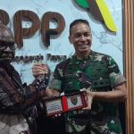 Kepala BP3OKP Papua Selatan, Yoseph Yolmen sedang menyerahkan dan atau memberikan plakat kepada Pangdam XXIV/Mandala-Trikora – Surya Papua/IST