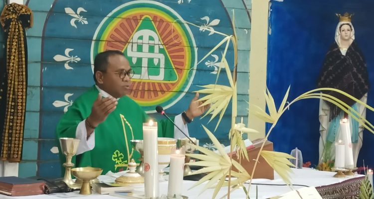 Pastor Paroki Santa Theresia Buti, Simon Petrus Matruty- Surya Papua/Frans Kobun