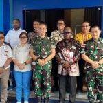 Foto bersama Pangdam XXIV/Mandala-Trikora, Mayjen TNI Lucky Avianto bersama Kepala BP3OKP, Yoseph Yolmen serta staf usai pertemuan- Surya Papua/IST