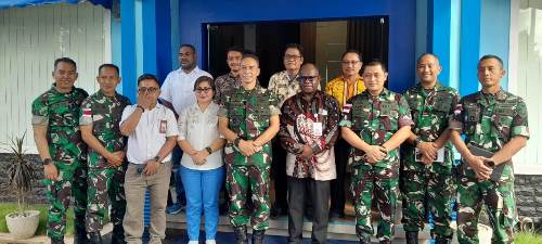 Foto bersama Pangdam XXIV/Mandala-Trikora, Mayjen TNI Lucky Avianto bersama Kepala BP3OKP, Yoseph Yolmen serta staf usai pertemuan- Surya Papua/IST