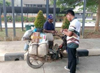 Barang bawaan warga pelintas PNG sedang dilakukan pemeriksaan di perbatasan- Surya Papua/IST