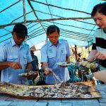 Sagu sep bakar yang disiapkan masyarakat setempat dan sedang dinikmati - Surya Papua/IST