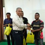 Daniel Sim Ayomi, General Manager TSE Group sedang bersalaman dengan Sakarias Yolmen – Surya Papua/IST