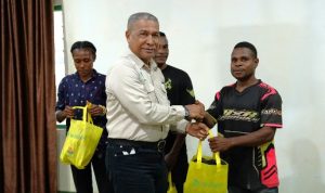 Daniel Sim Ayomi, General Manager TSE Group sedang bersalaman dengan Sakarias Yolmen – Surya Papua/IST