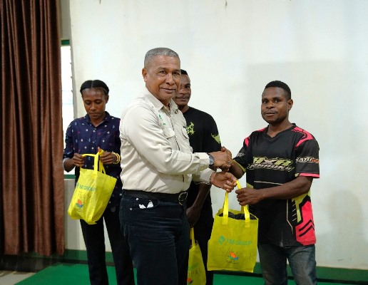 Daniel Sim Ayomi, General Manager TSE Group sedang bersalaman dengan Sakarias Yolmen – Surya Papua/IST