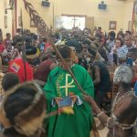 Perayaan misa inkulturasi Etnis Asmat di Gereja Santa Theresia Buti Minggu – Surya Papua/Frans Kobun