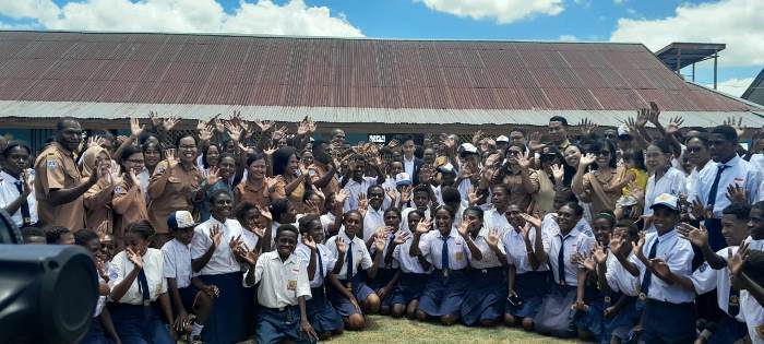 Ratusan siswa-siswi bersama para guru foto bersama Wakil Presiden RI, Gibran Rakabumingraka- Surya Papua/IST