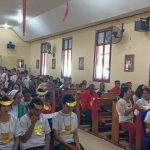 Masyarakat Tanimbar yang mengenakan atribut adat sekaligus mengikuti perayaan misa inkulturasi di Gereja santa Theresia Buti – Surya Papua/Frans Kobun
