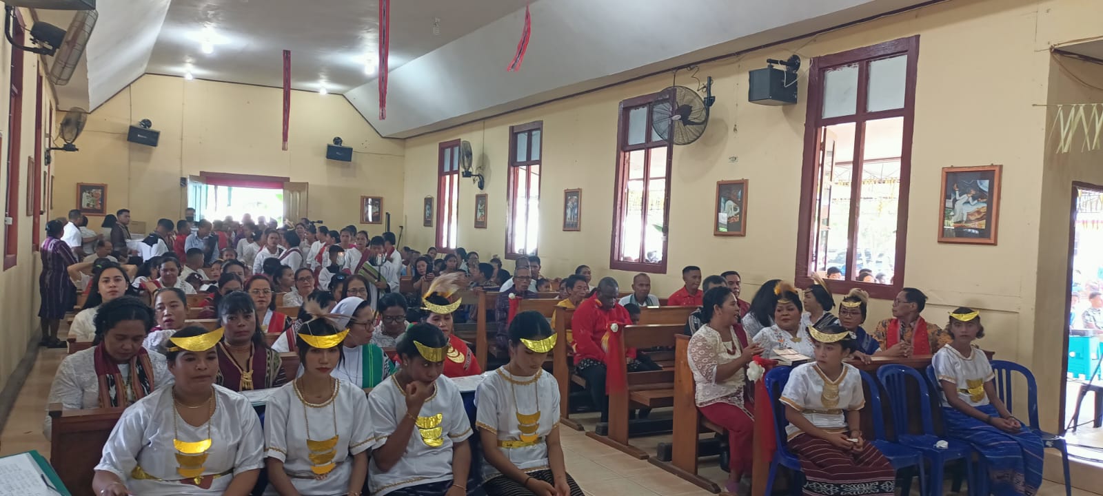 Masyarakat Tanimbar yang mengenakan atribut adat sekaligus mengikuti perayaan misa inkulturasi di Gereja santa Theresia Buti – Surya Papua/Frans Kobun
