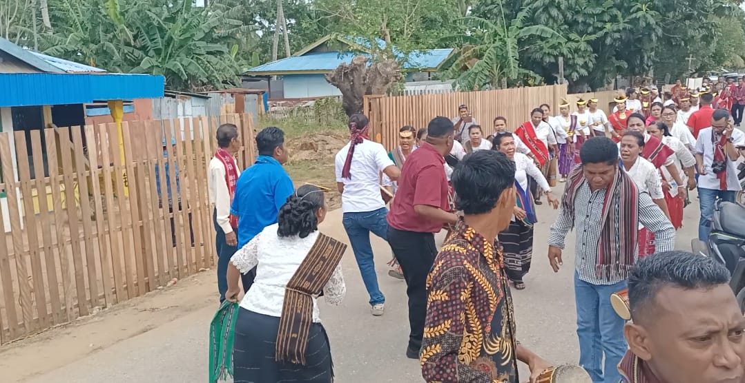 Tarian sekaligus perarakan tiga pastor dalam perayaan misa inkulturasi di Gereja Santa Theresia Buti- Surya Papua/Frans Kobun