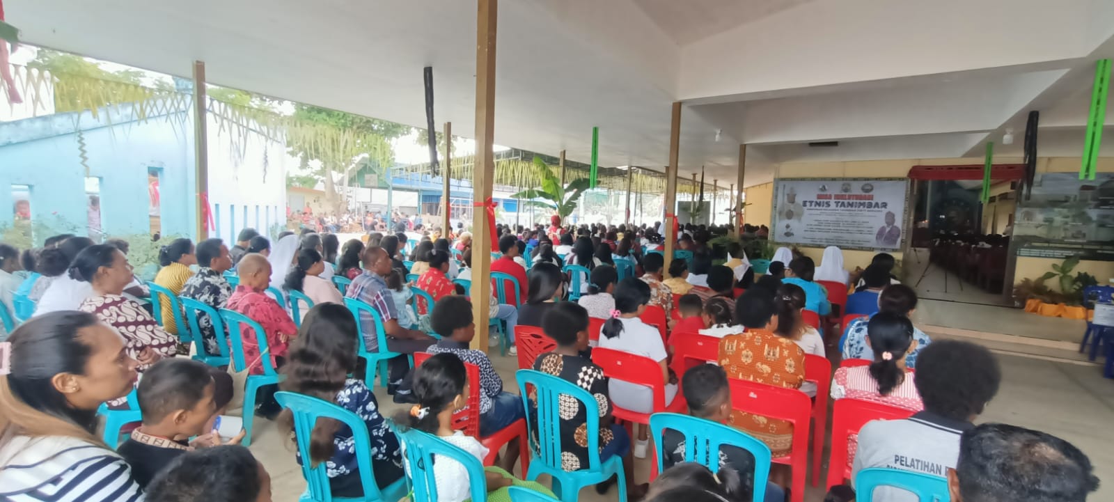 Suasana di Gereja Santa Theresia Buti yang dipadati masyarakat Tanimbar – Surya Papua/Frans Kobun