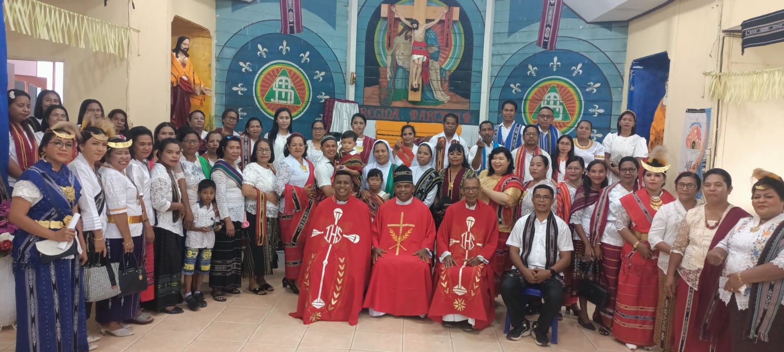 Foto bersama tiga pastor dan masyarakat Tanimbar usai perayaan misa inkulturasi di Gereja Santa Theresia Buti – Surya Papua/Frans Kobun