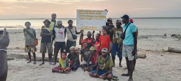 Masyarakat Domande yang menancapkan papan informasi sekaligus penolakan terhadap hadirnya investor – Surya Papua/IST