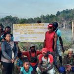 Aksi tancap papan penolakan oleh masyarakat Kampung Domande terhadap kegiatan investasi – Surya Papua/IST