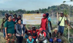 Aksi tancap papan penolakan oleh masyarakat Kampung Domande terhadap kegiatan investasi – Surya Papua/IST