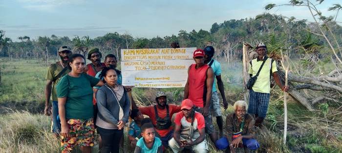 Aksi tancap papan penolakan oleh masyarakat Kampung Domande terhadap kegiatan investasi – Surya Papua/IST